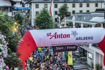 Volle Konzentration vor dem Start im Ortszentrum von St. Anton am Arlberg.
