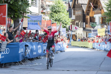 Sieger Rene Pammer bei der Zieleinfahrt in St. Anton am Arlberg nach einer eindrucksvollen Solofahrt.