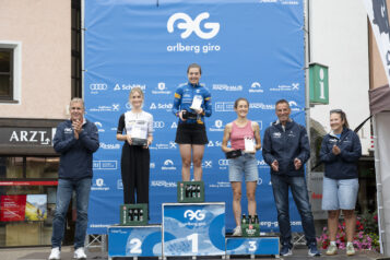 Die drei schnellsten Frauen des 14. Arlberg Giro auf dem Podest: Siegerin Melanie Geiger, Eva Schien auf Rang zwei und die Drittplatzierte Julia Schallau.