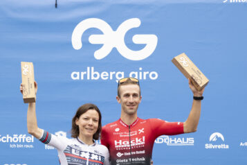Die Tagessieger:innen des 14. Arlberg Giro: Melanie Geiger und Rene Pammer bei der Siegerehrung in St. Anton am Arlberg.