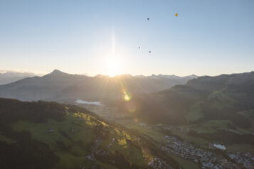 Beim Brixentaler Ballon Cup sorgen zahlreiche Heißluftballone für ein eindrucksvolles Schauspiel über den Kitzbüheler Alpen.