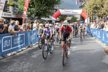 Start des hochkarätig besetzten Damenrennens beim Internationalen Radkriterium mit Athletinnen aus Österreich, Deutschland und der Schweiz.