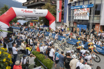 Start des Herrenrennens vor eindrucksvoller Kulisse im Ortszentrum von St. Anton am Arlberg.