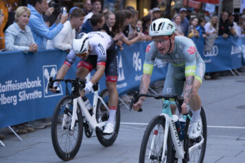 Patrick Reißig setzt sich im Zielsprint gegen Michael Schwarzmann durch und gewinnt das Internationale Radkriterium.