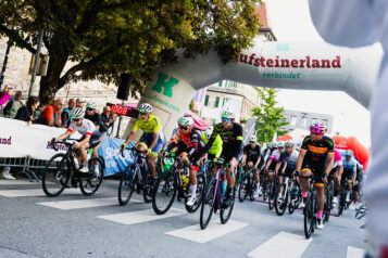 Pünktlich um 7:30 Uhr fiel am Oberen Stadtplatz in Kufstein der Startschuss für die Jubiläumsausgabe des Kufsteinerland Radmarathons.