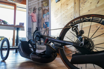 Mit eigenen Wertungen für E-Biker:innen und Handbiker:innen setzt der Kufsteinerland Radmarathon im Jubiläumsjahr ein weiteres Zeichen für Vielfalt und Inklusion im Radsport.