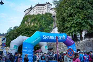 Der Start am Oberen Stadtplatz bringt den Kufsteinerland Radmarathon direkt ins Zentrum von Kufstein und sorgt schon am Morgen für besondere Stimmung.