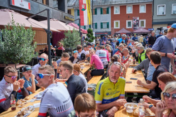 Bei der Pasta-Party am Oberen Stadtplatz können sich die Teilnehmer:innen vor und nach dem Rennen stärken und gemeinsam auf das Jubiläumswochenende einstimmen.