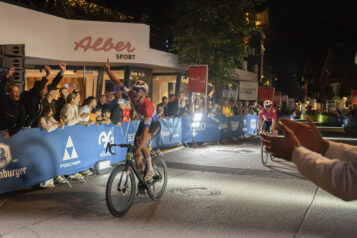 Night-Sprint-Sieger Rens Vermeulen aus den Niederlanden bei der Zieleinfahrt: Im packenden Finale setzte er sich mit nur wenigen Zentimetern Vorsprung durch.