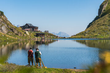 Die Wildseeweisen verbinden Musik, Brauchtum und Bergerlebnis hoch über Fieberbrunn am Wildseelodersee. 