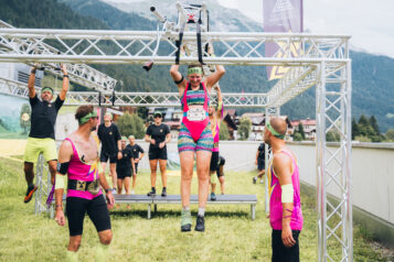 Hindernisse jeglicher Art warten auf die Athletinnen und Athleten, ehe im Ortszentrum von St. Anton am Arlberg die Party steigt.