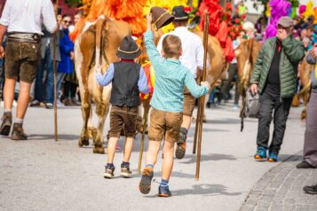 Auch der Nachwuchs hilft fleißig bei den Almabtrieben mit. Eine Tradition die verbindet. 