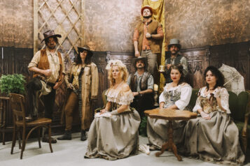 Ganz in Westernmanier: Das Ensemble von „Träum weiter, Cowboy!“ zeigt sich ernst – auf der Bühne geht es deutlich ausgelassener zu!