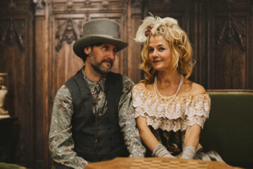 Sunny (Oliver Schmidt) und Blossom (Varina Weinert) führen einen ganz besonderen Saloon – einen Ort, an dem so mancher Traum wahr werden kann.