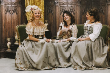 Blossom (Varina Weinert) und ihre Mädchen: Gemeinsam mit May (Milli Poblete) und June (Andrea Maria Hölbl) sorgt sie im Saloon für Leben und Liiiiebe.