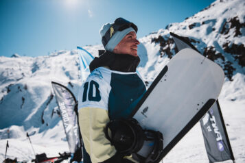 Der Snowboarder Timm Schröder (GER) hat sich über die Challenger Tour requalifiziert und greift 2027 wieder auf der Tour an. 