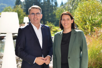 Gemeinsam im Zeichen der Wertschätzung: RIEDERBAU-Geschäftsführer Anton Rieder und Barbara Thaler, Präsidentin der Wirtschaftskammer Tirol, bei der Mitarbeiterehrung in Bad Häring.