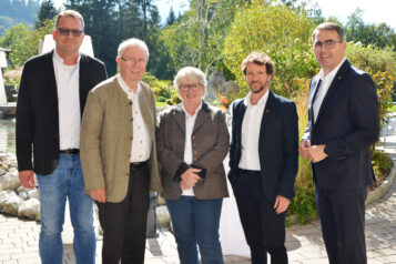 Tiroler und bayerische Baukompetenz vereint: Rainer Lehmann sowie Michael und Elisabeth Renner von Rennerbau in München mit Marco Osl, bei RIEDERBAU für den bayerischen Markt zuständig, und Geschäftsführer Anton Rieder. (v. l.)