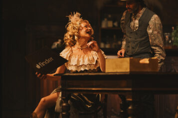 Die Geschwister Blossom (Varina Weinert) und Sunny (Oliver Schmidt) führen gemeinsam den Saloon...