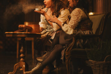 Die Saloon-Ladies May (Mili Poblete) und June (Andrea Maria Hölbl) wissen sich gegen dreiste Cowboys zu behaupten.